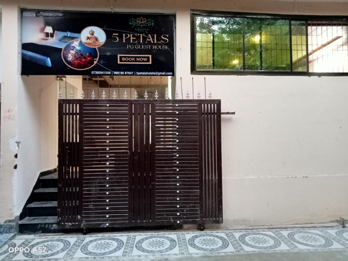 5 Petals Hotell Varanasi Eksteriør bilde